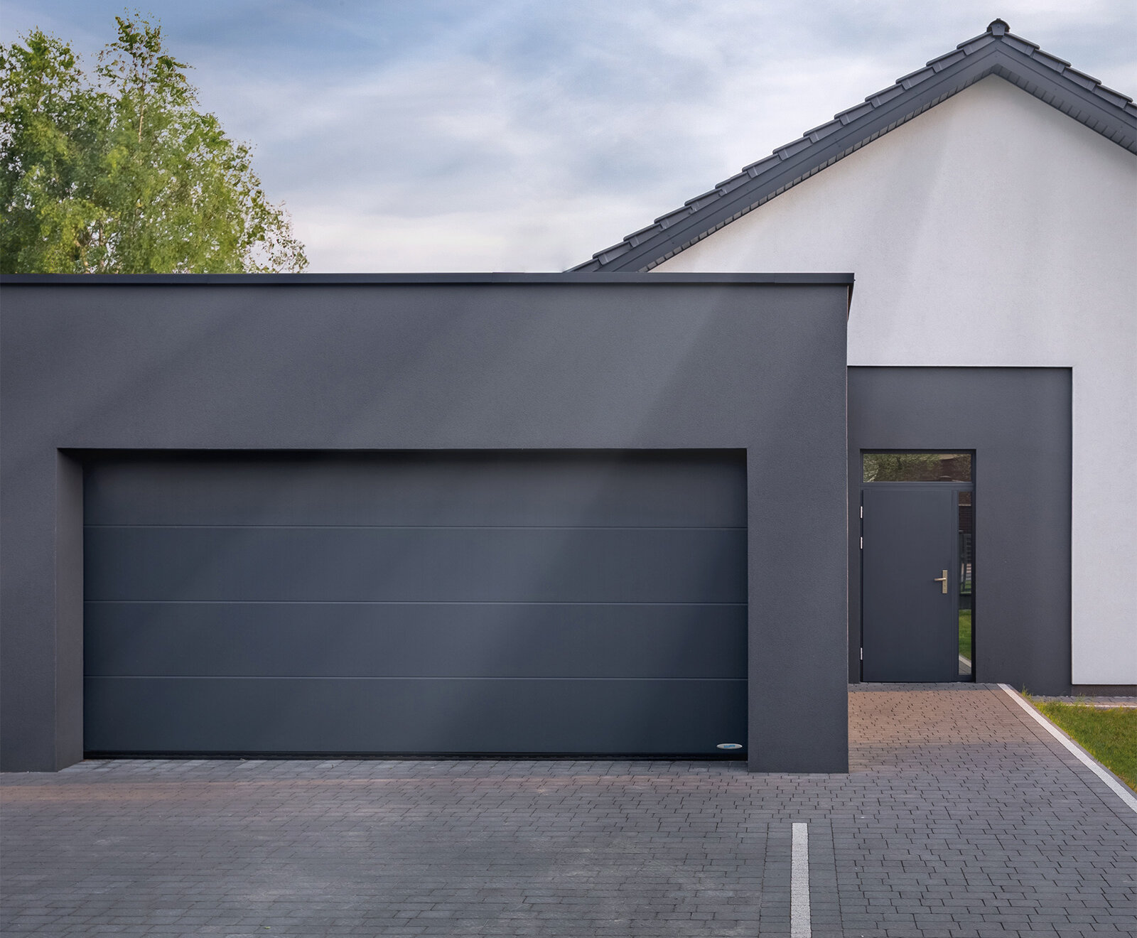 Garagen-Sektionaltor in dark grey