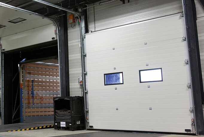 Thermo insulated industrial sectional doors