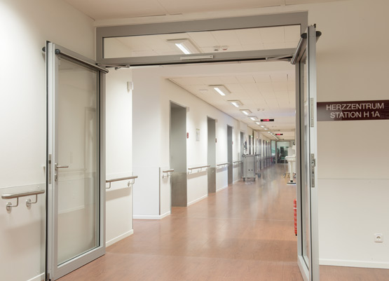 Double automatic aluminium door units with large glazing panels open wide