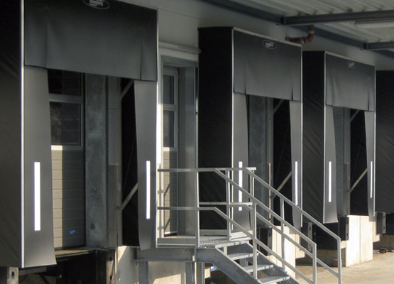 Hydraulic loading ramps